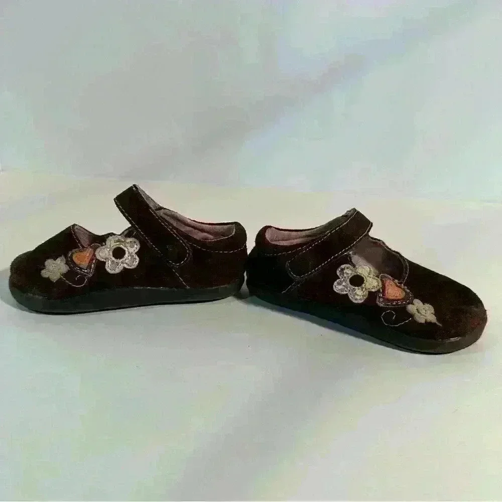 GENUINE KIDS FROM OSHKOSH GIRL SHOES 5 BROWN SUEDE MARY JANES W/FLOWERS